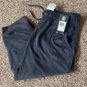 NWT Under Armour Capri, Medium.